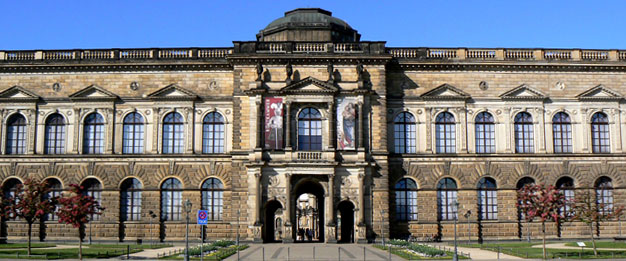 Blick vom Schlossplatz - ein Seiteneingang in den Dresdner Zwinger, der vorübergehend Ausstellungsort für die weltberühmte Gemäldegalerie 