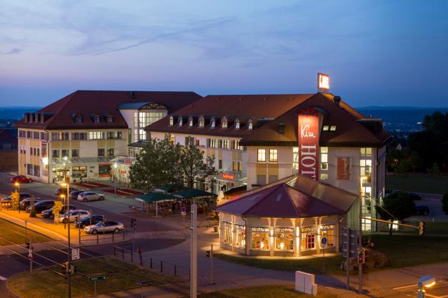 Das Kim Hotel Dresden (4-Sterne) in der Abenddämmerung mit Blick über Dresden.