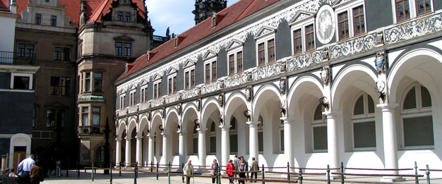 Das Residenzschloss Dresden und sein historischer Stahlhof sind ein beliebtes Ausflugsziel in der historischen Altstadt Dresdens.