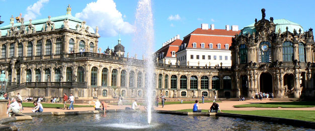 Der Dresdner Zwinger lädt an sonnigen Tag ein zum Flanieren und Entspannen. Betrachten Sie einen der vielen Springbrunnen, das Nymphenbad oder das berühmte Glockenspiel im Ost-Tor, welches aus Meissner Porzellan gefertigt wurde.